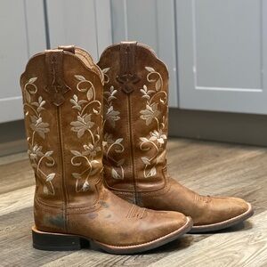 Women’s Twisted X western Ridding boots.